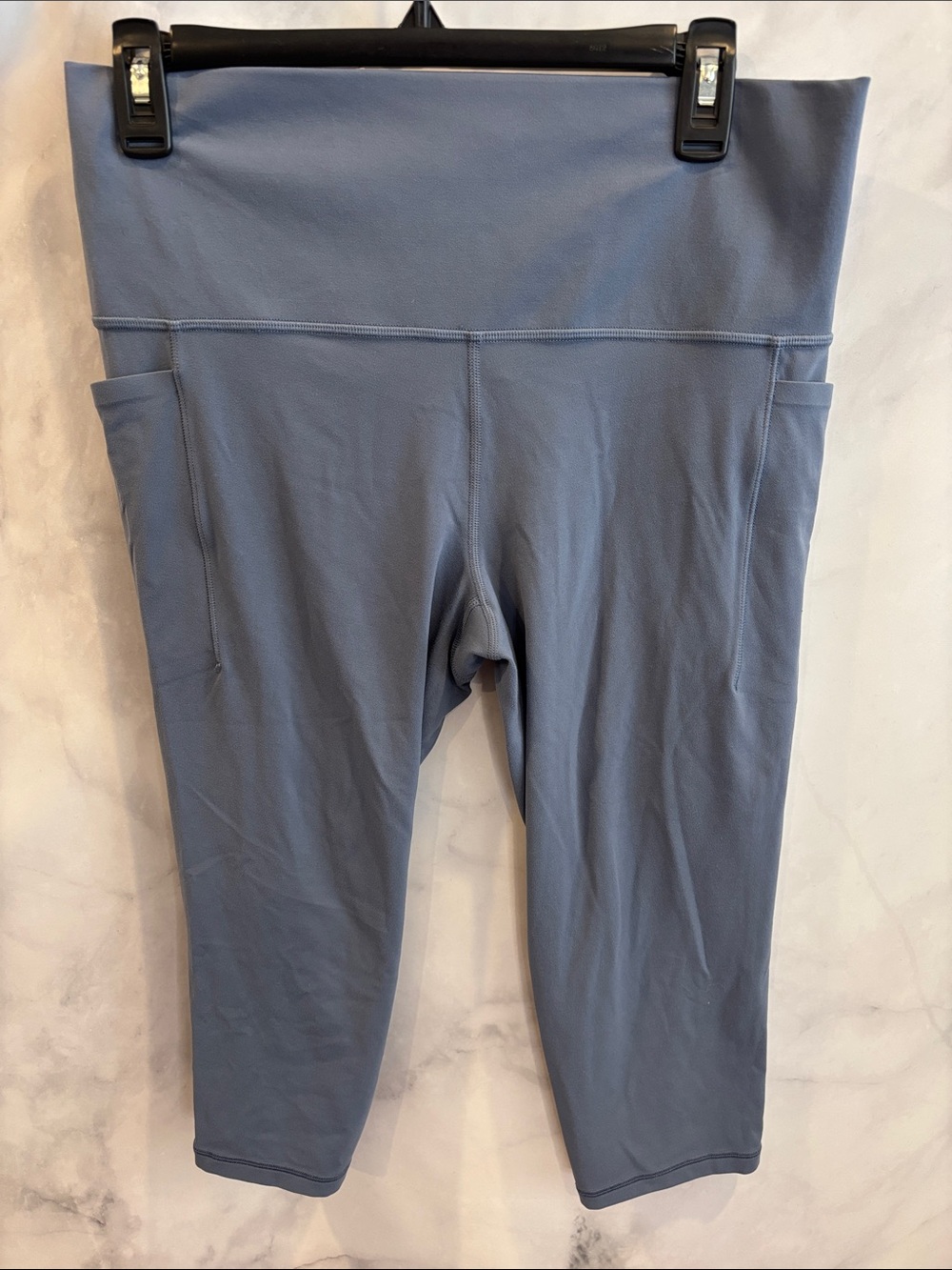 Athleta Salutation Stash Capri Leggings